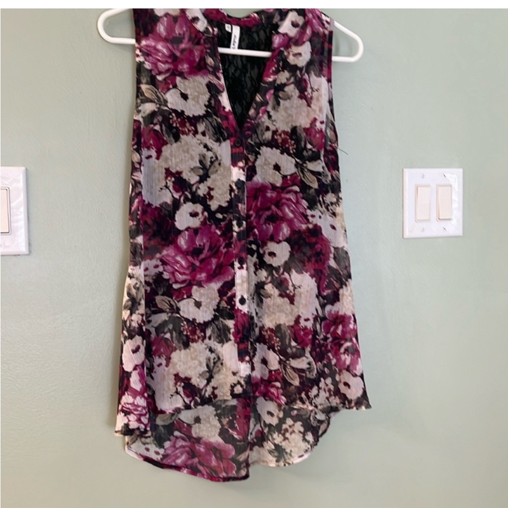StudioY floral top with lace back - Picture 2 of 4